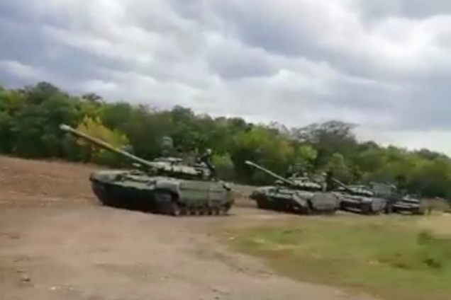 Путін іде у наступ? На кордоні з Україною засікли колону танків Росії