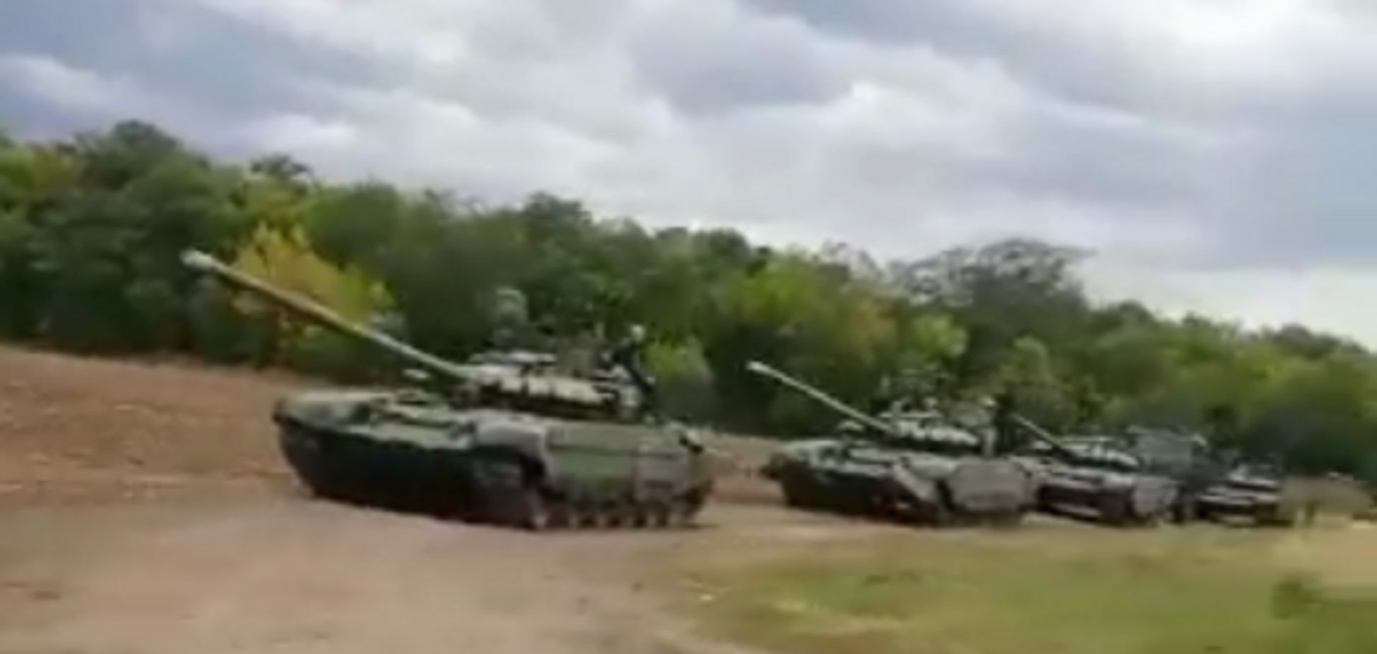 Путин идет в наступление? На границе с Украиной засекли колонну танков России