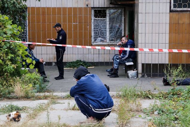 Лежав під вікнами: у Києві знайшли труп зі слідами насильницької смерті