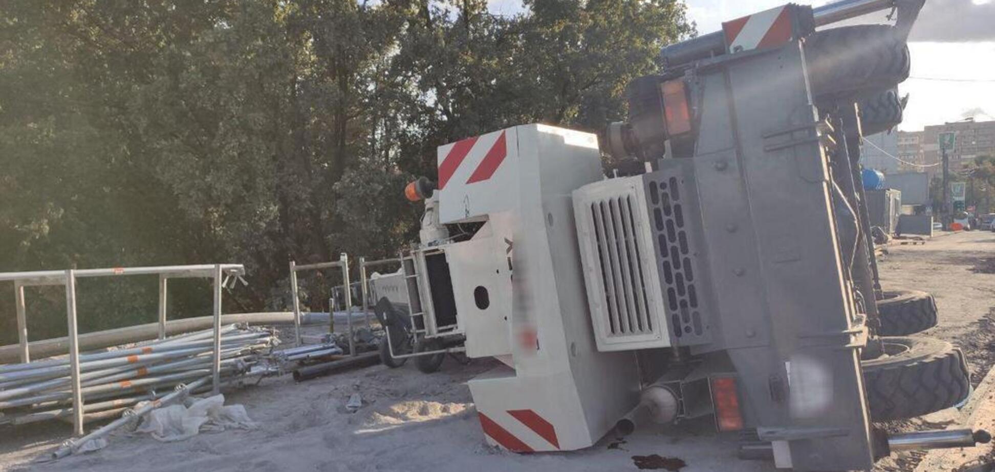 В Киеве на мосту упал подъемный кран: момент попал на видео