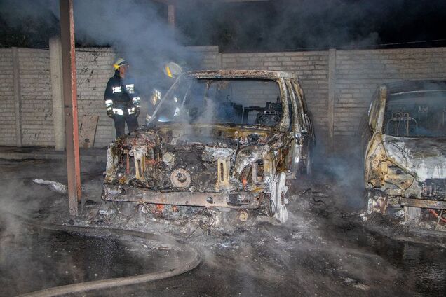 В Днепре сгорели автомобили на стоянке: фото