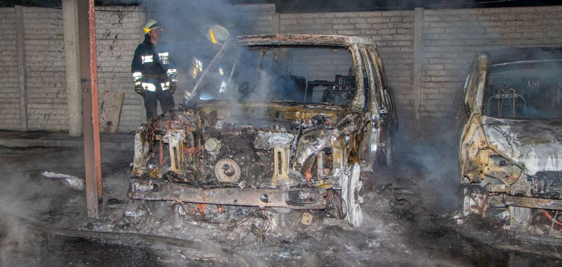 В Днепре сгорели автомобили на стоянке: фото