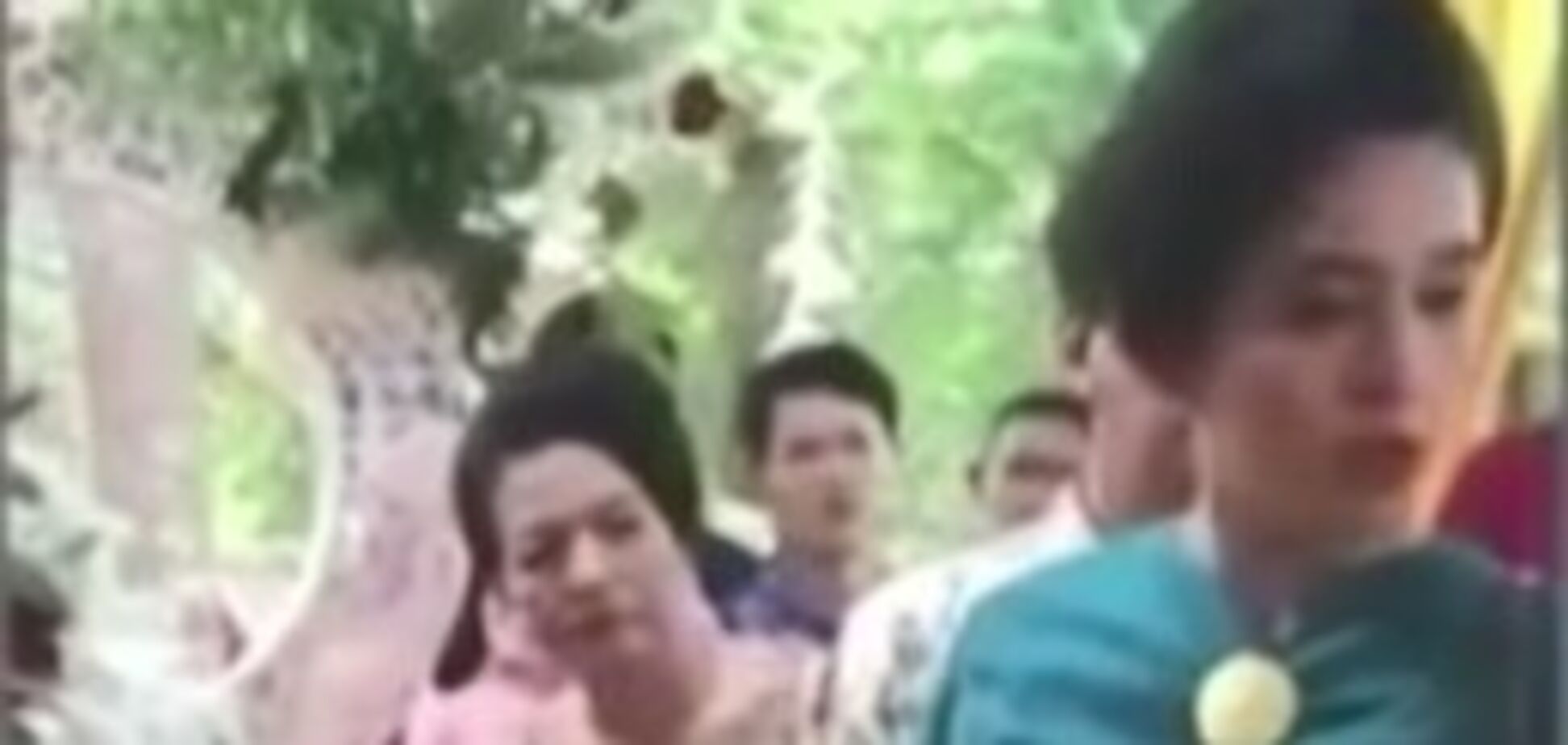 'Можно накормить всю деревню!' В Индонезии гости свадьбы подрались за еду