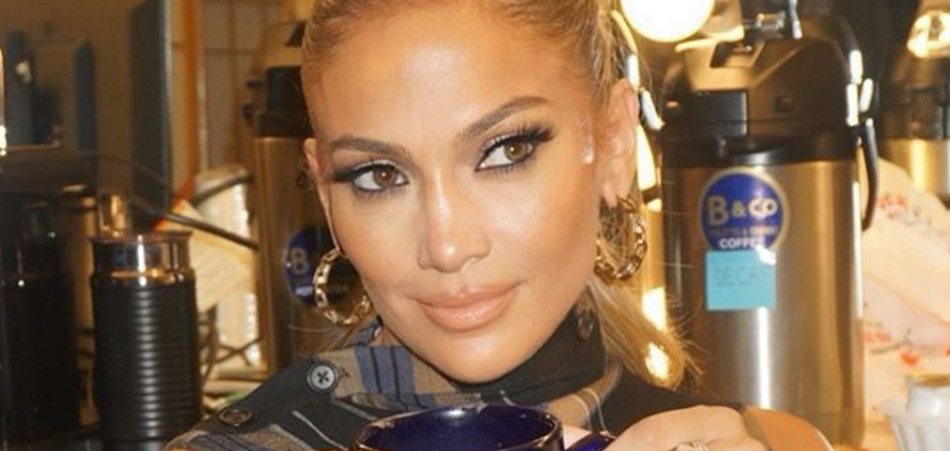 Декольте до пупка: 50-летняя Лопес произвела фурор на показе Versace