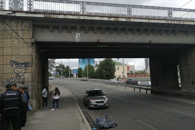 У Києві чоловік впав із моста: фото та відео смертельної НП