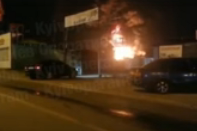 Чути вибухи: в Києві розгорілася потужна пожежа. Перші фото та відео