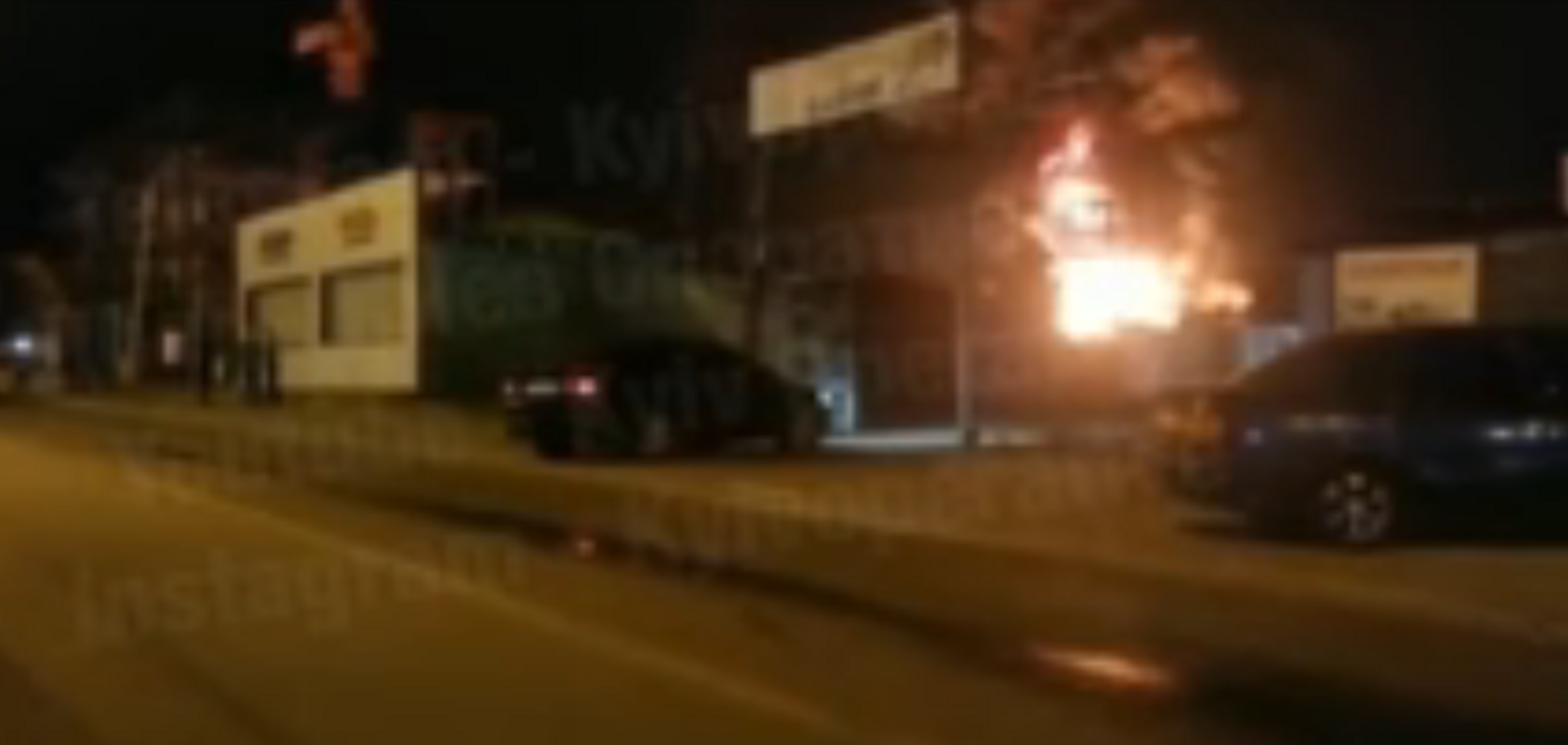 Чути вибухи: в Києві розгорілася потужна пожежа. Перші фото та відео