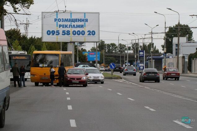 Движение парализовано: в Днепре легковушка влетела в маршрутку