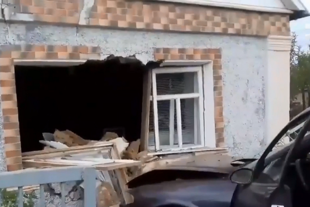 На Миколаївщині авто знесло житловий будинок з людьми: відео