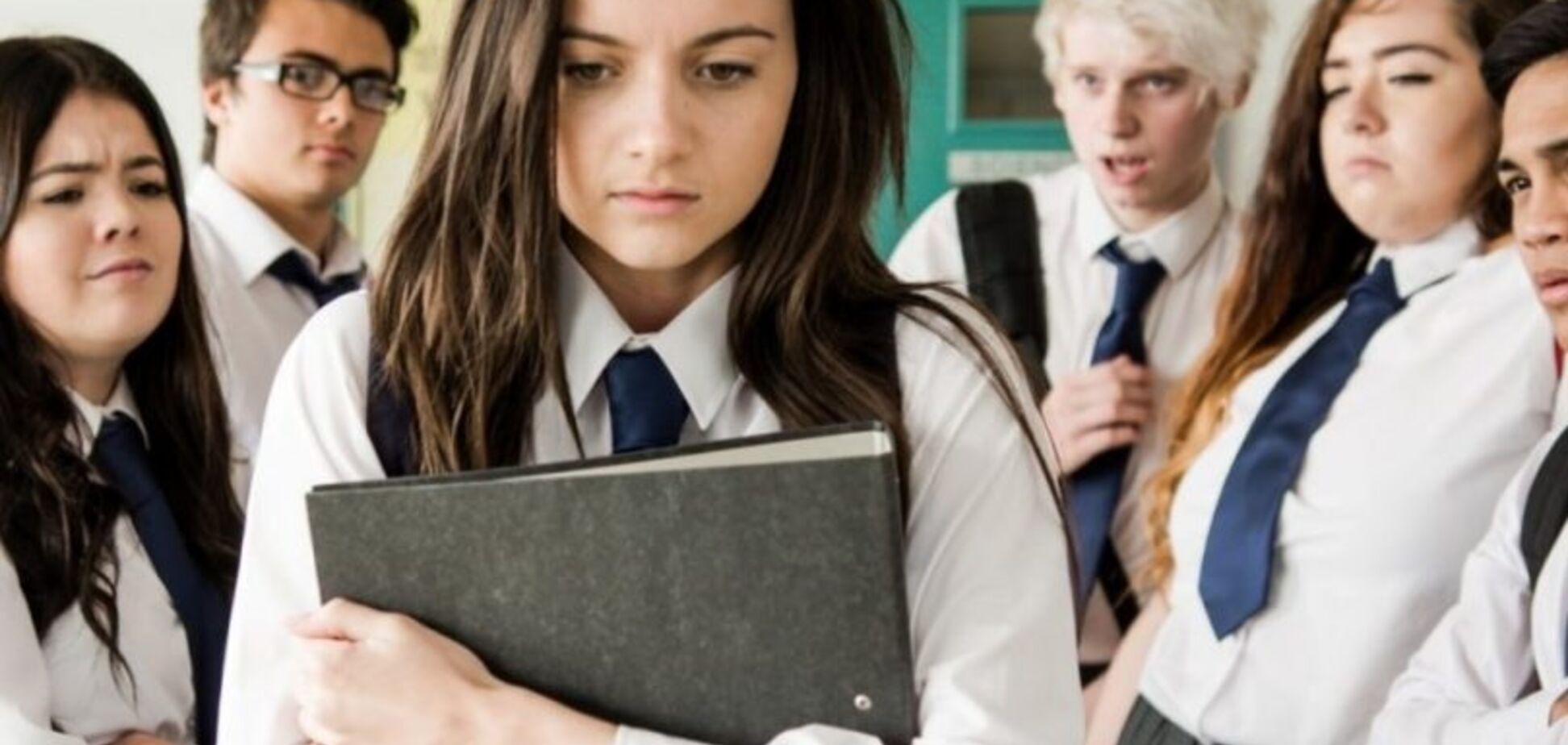 'Занадто коротка спідниця': британську школярку змусили перевдягнутися шість разів