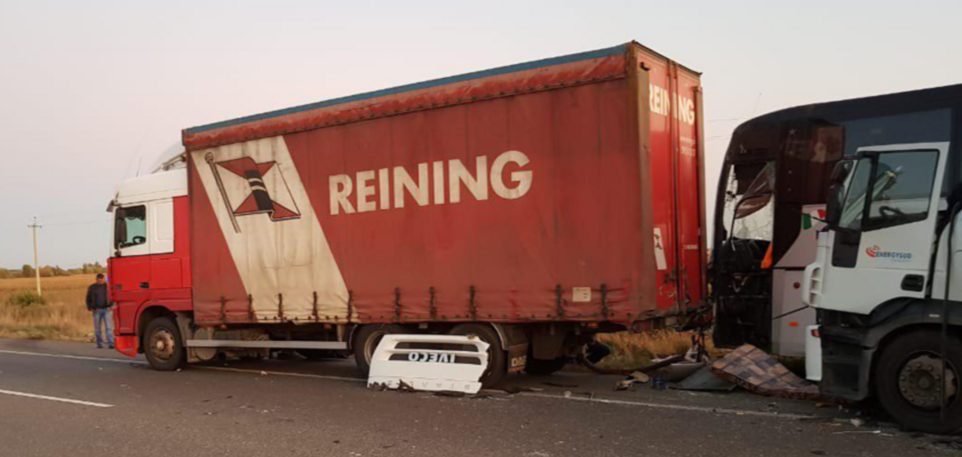 Під Києвом трапилася страшна потрійна ДТП: є жертви