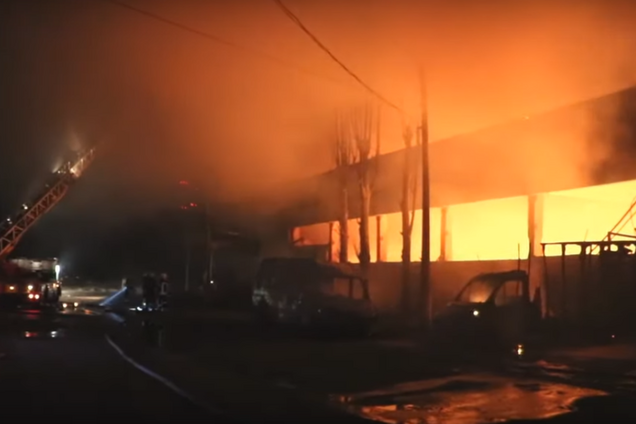 У Києві згорів склад матраців "Венето": фото і відео пожежі