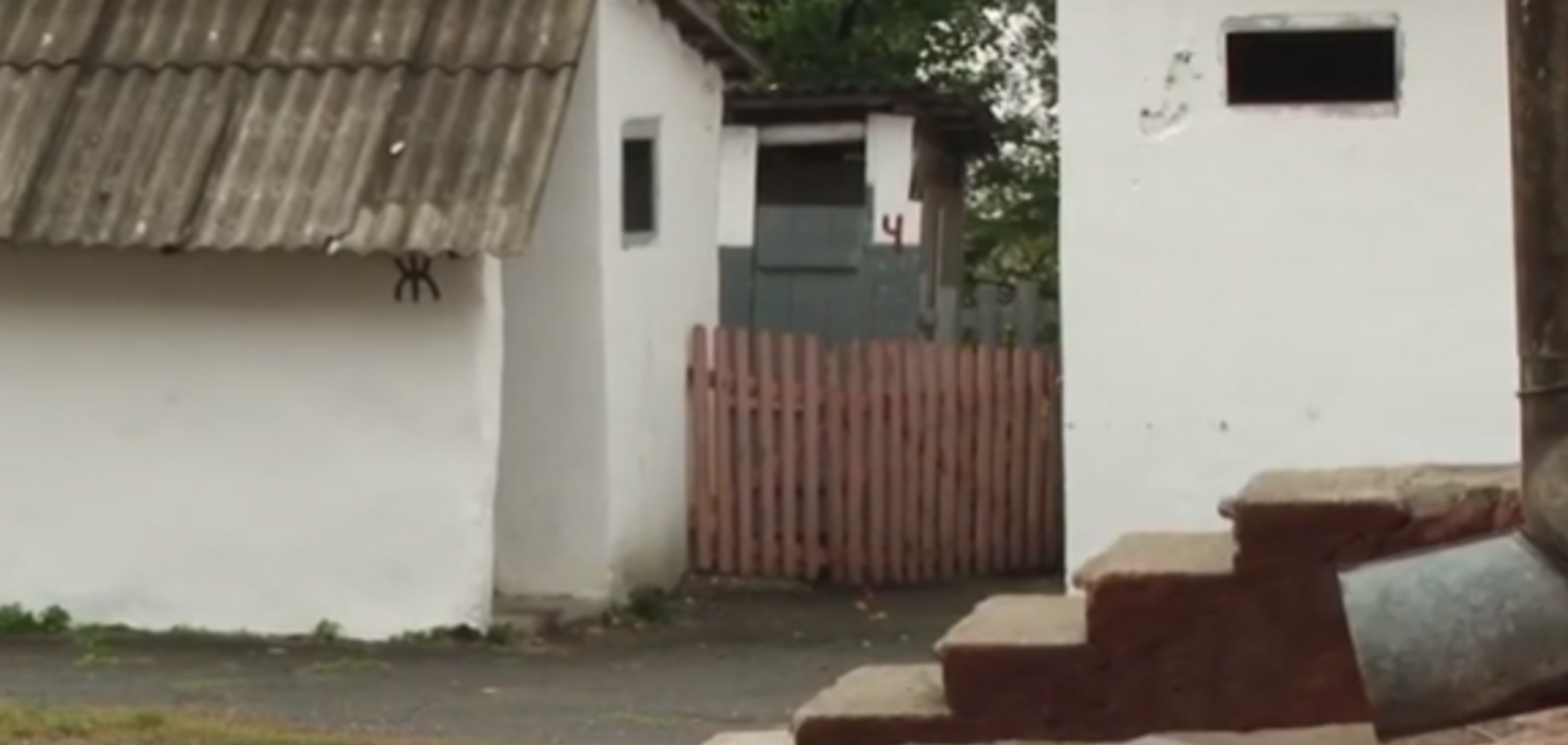 Без мыла, бумаги и дверей: появилось видео с туалетами-дырками в школах Закарпатья