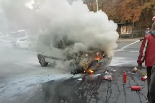 В Киеве посреди дороги загорелся автомобиль: жуткое видео