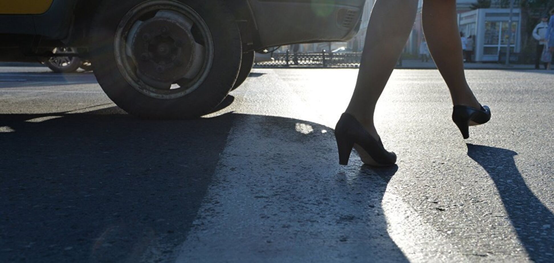 Діставали з-під коліс: в Дніпрі маршрутка переїхала пішохода