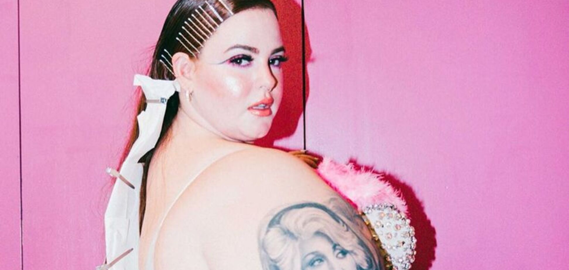 'Какая горячая!' Самая пышнотелая модель в мире вызвала ажиотаж фото в белье