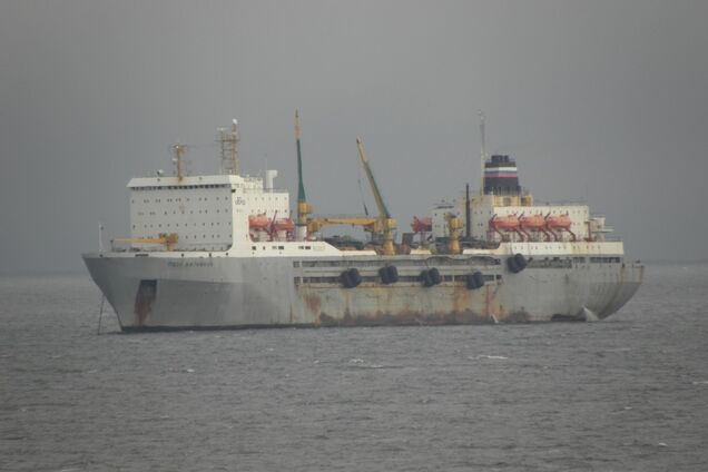 На борту более 400 человек: в Тихом океане загорелся российский плавучий завод