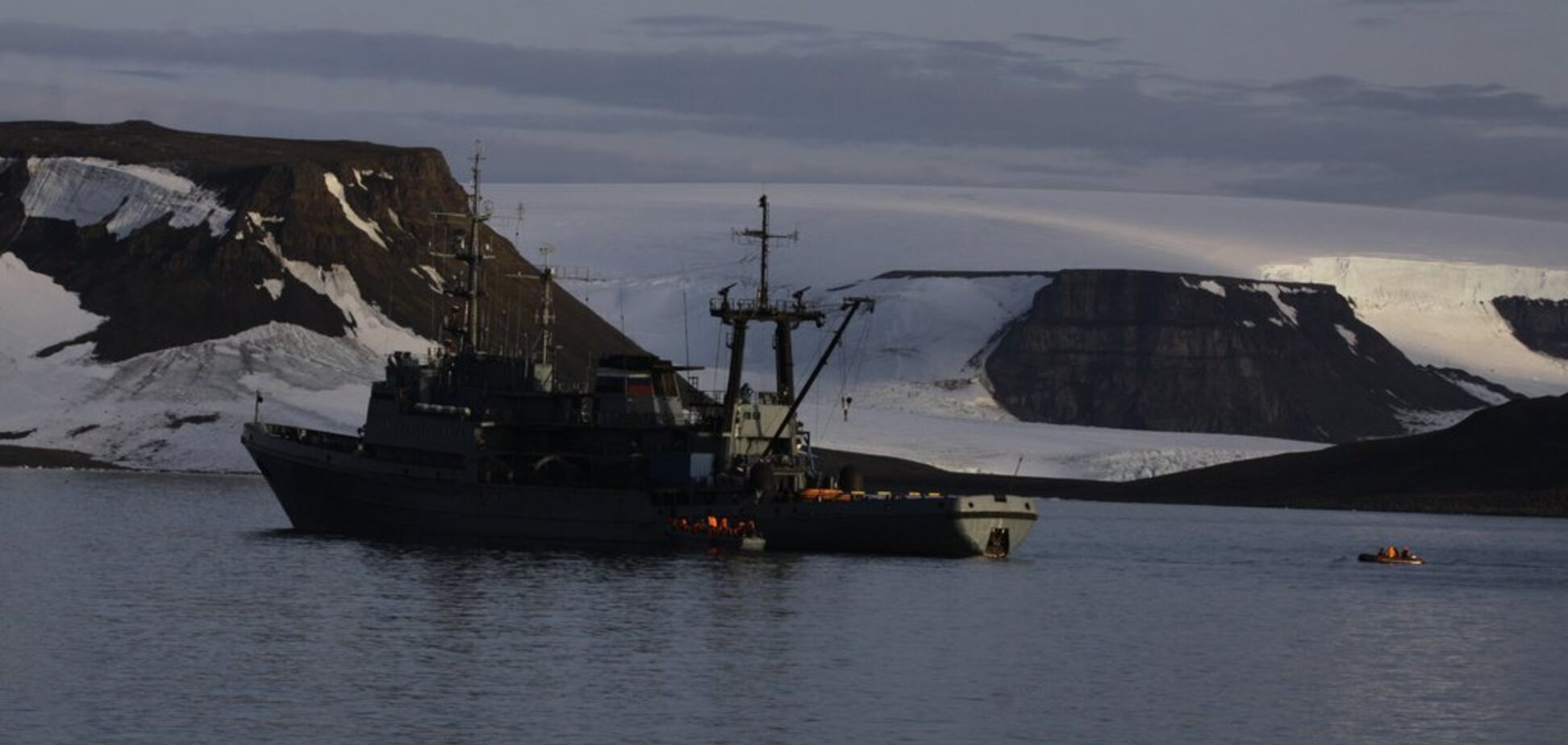 Флот молчит: военный катер РФ затонул в Арктике после необычного нападения