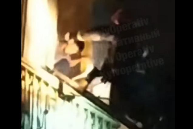 Сгорела женщина: смертельный пожар в пятиэтажке Киева попал на видео