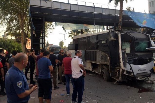 В Турции взорвался автобус с людьми: подробности и фото