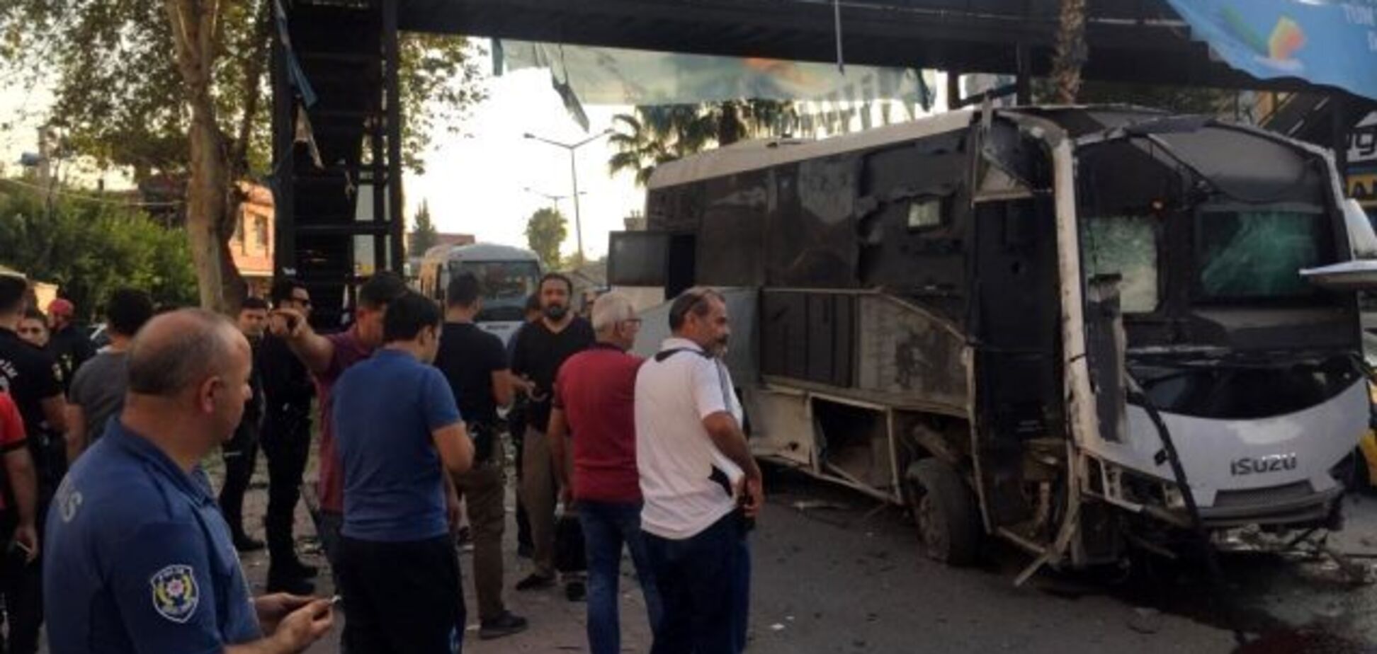 В Турции взорвался автобус с людьми