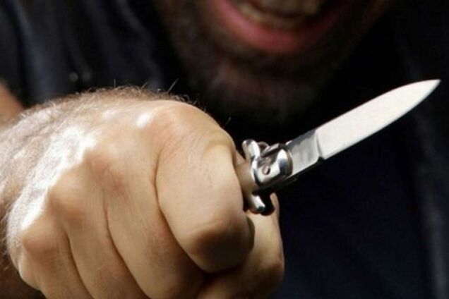 В Кривом Роге грабитель напал с ножом на полицейского: подробности