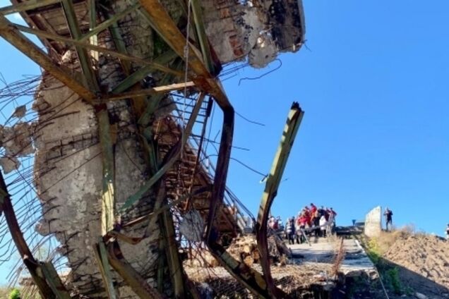 'Рискуют жизнью и здоровьем': появились фото нового моста у Станицы Луганской