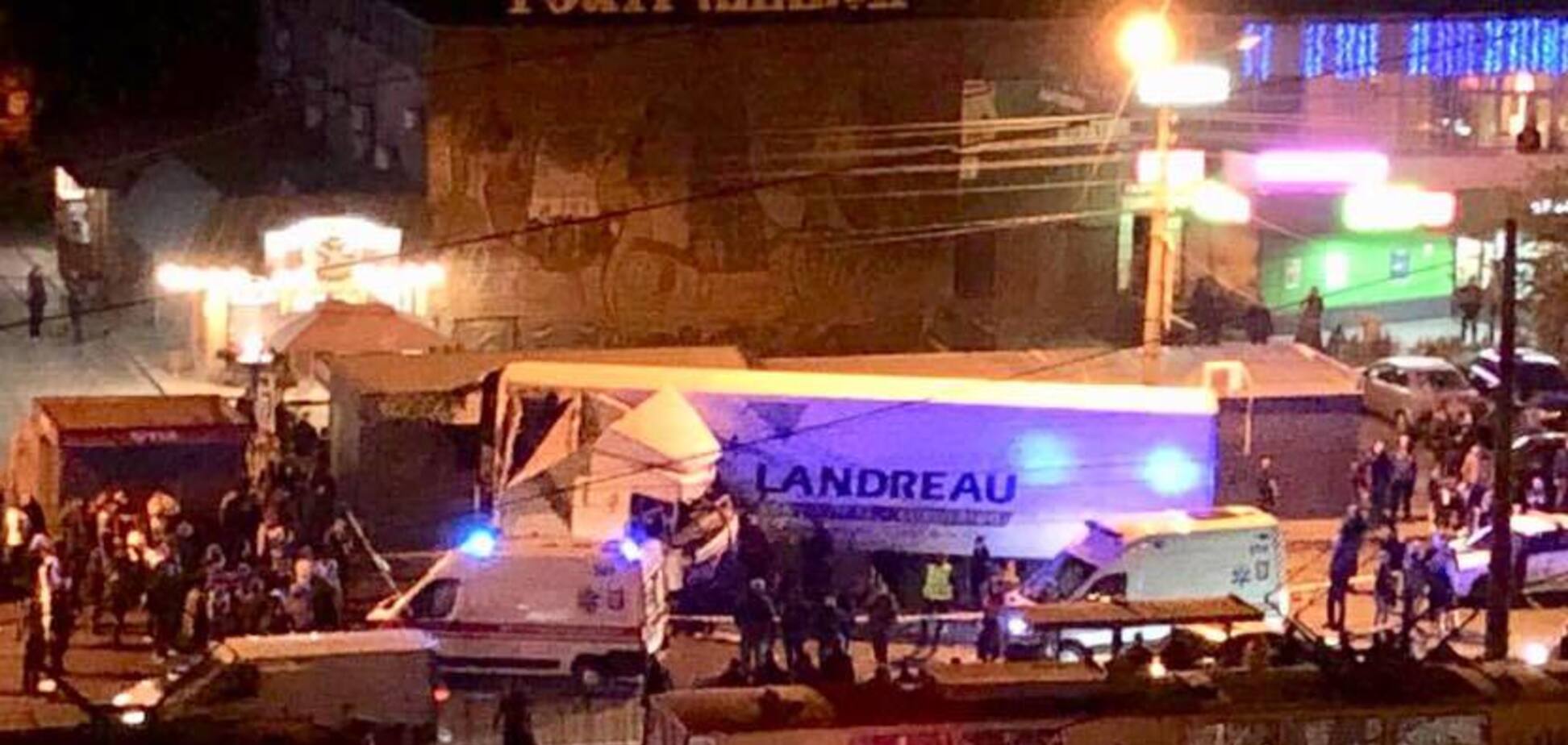 В Киеве фура протаранила остановку