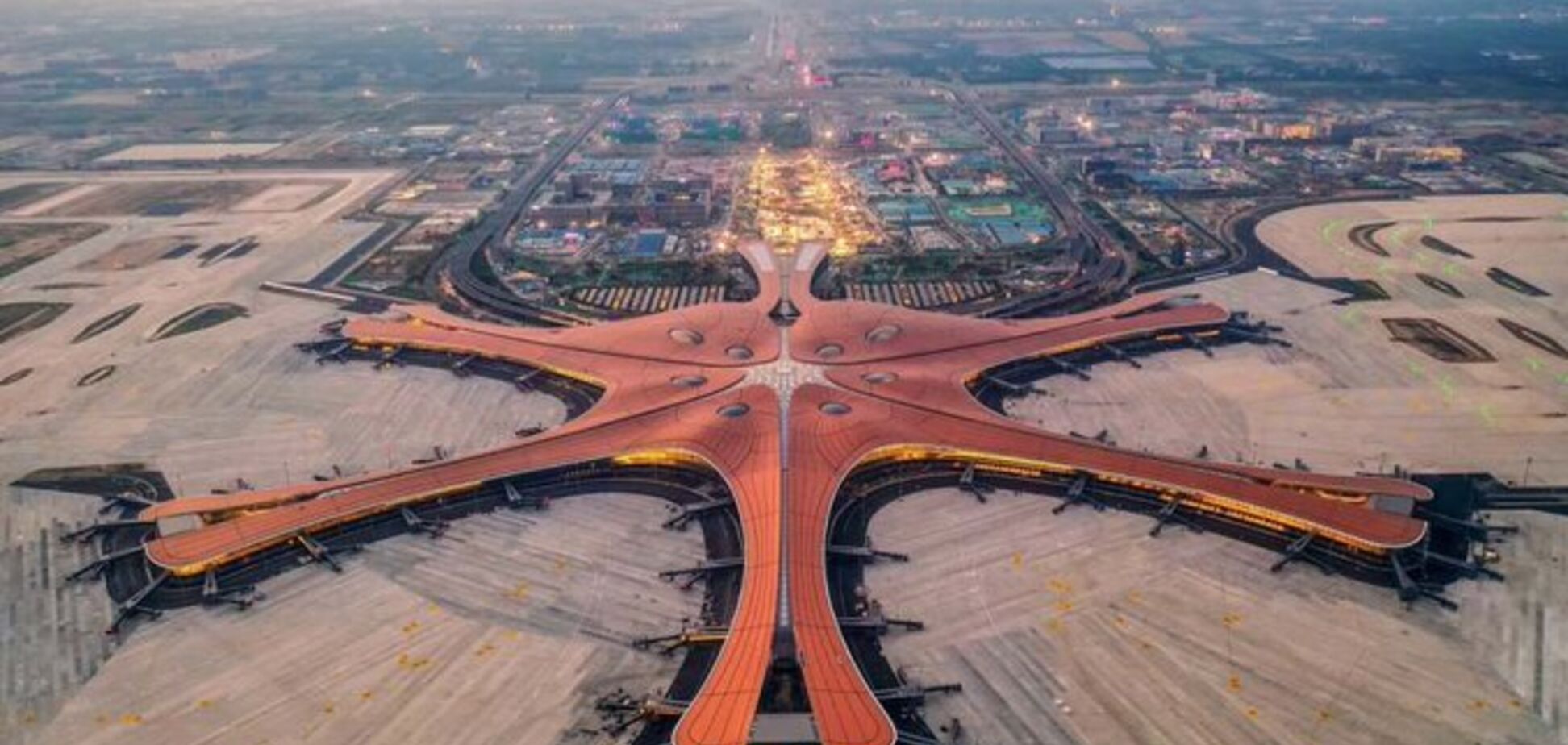 В Китае открыли огромный аэропорт: как он выглядит