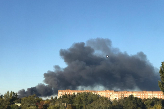 Дим стовпом, летять осколки: у Донецьку спалахнув склад боєприпасів терористів. Фото і відео