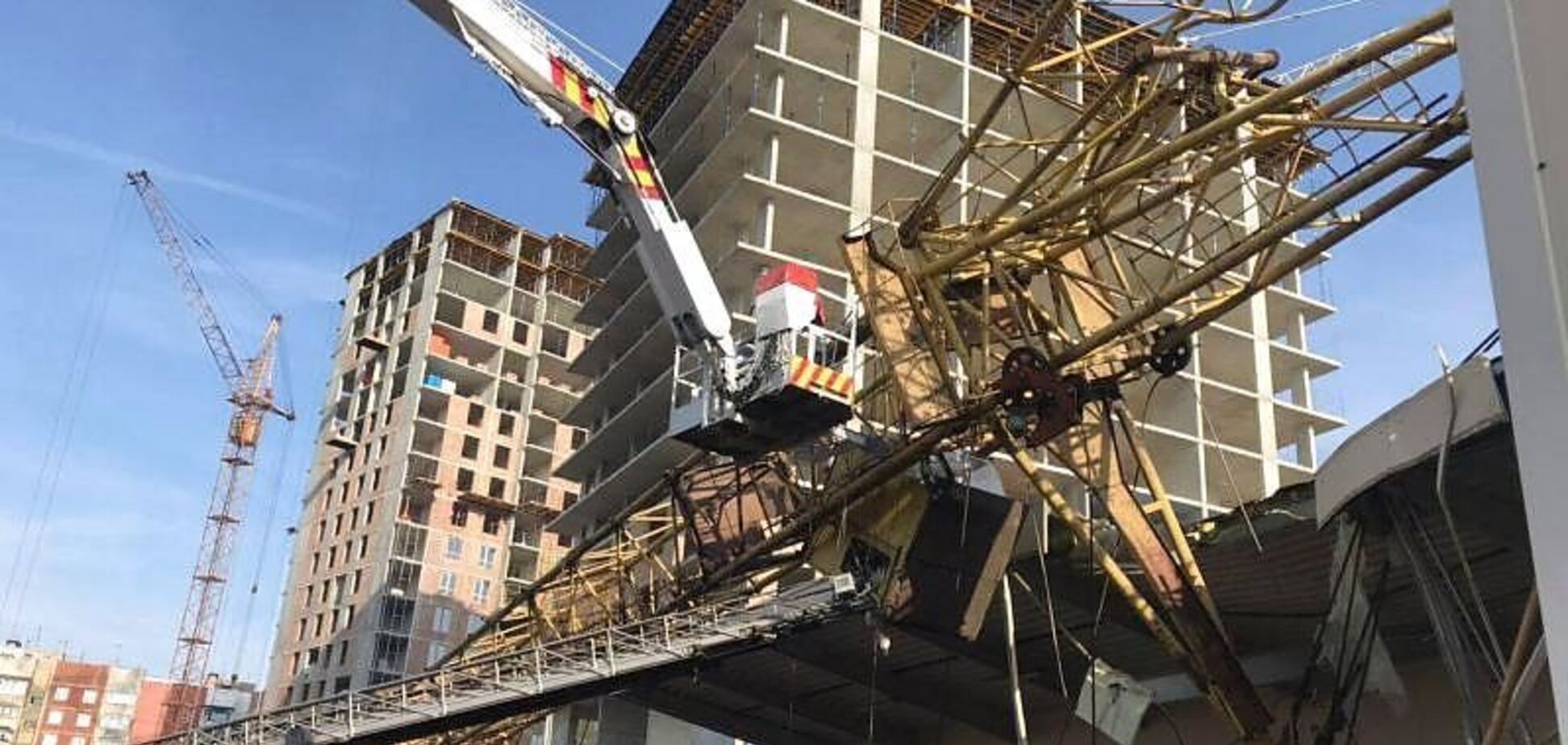 У Львові будівельний кран упав на супермаркет