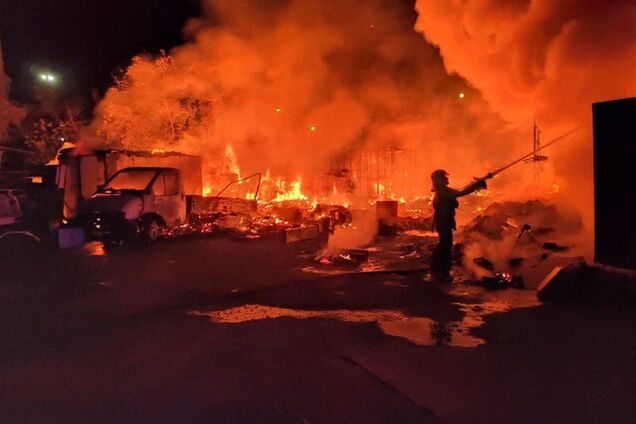 В Киеве сгорел автомобиль и два сооружения