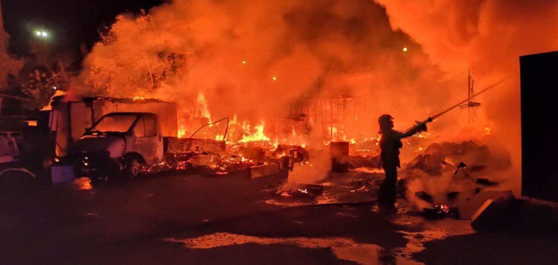 В Киеве сгорел автомобиль и два сооружения