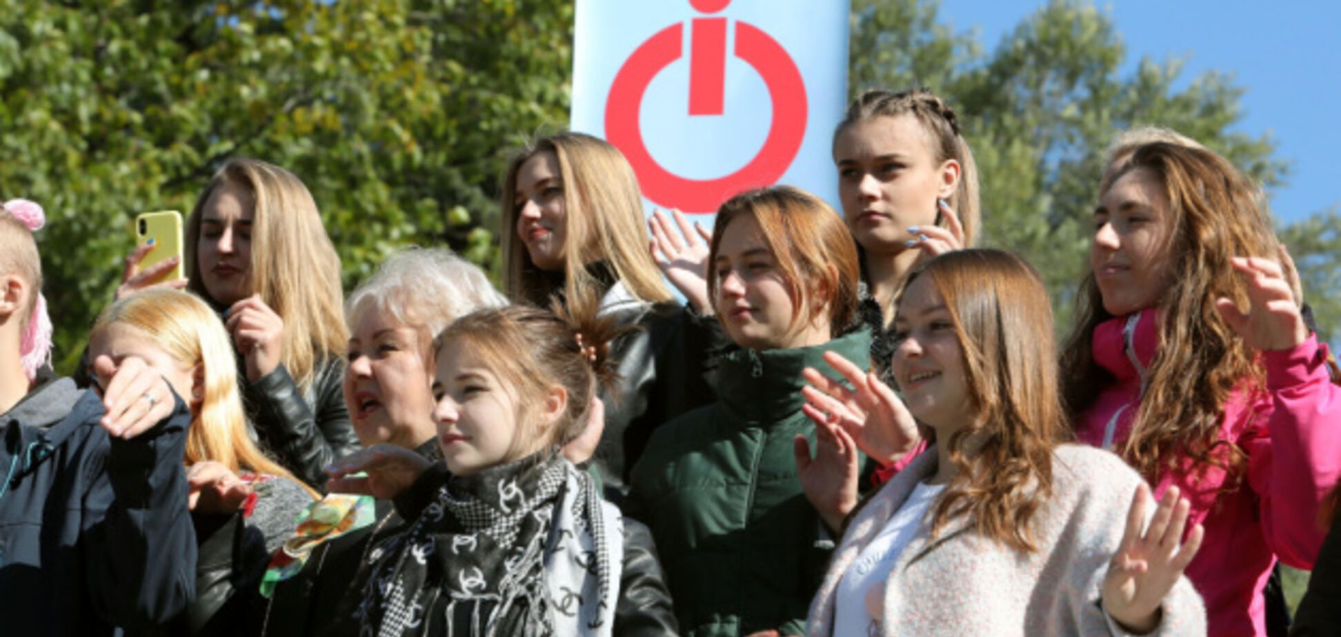 В Харькове студенты спели на языке жестов. Трогательное видео