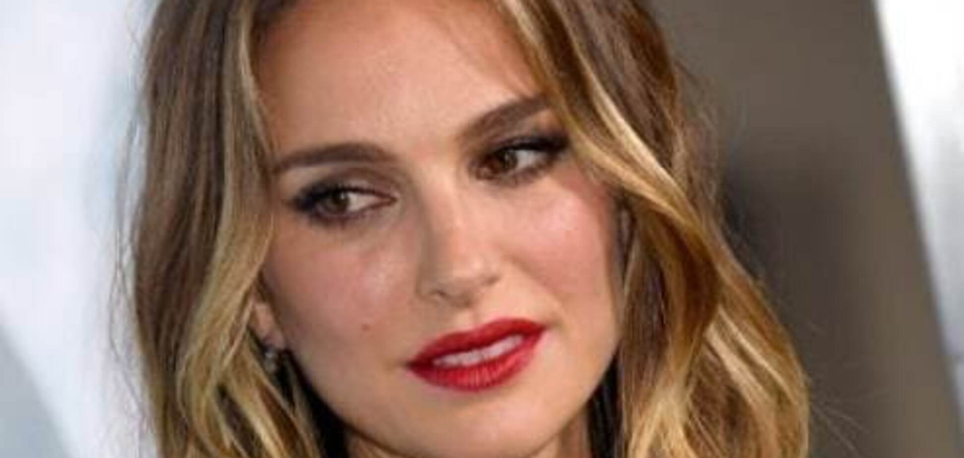 Декольте до пупка: 38-летняя Портман сверкнула телом в откровенном мини