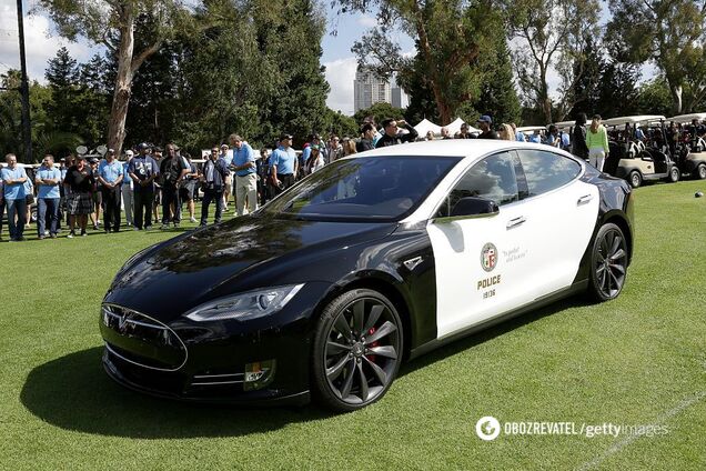 "Заряд закінчується, злочинець тікає": поліцейська Tesla "померла" під час погоні