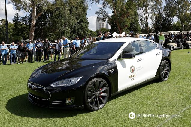 'Заряд кончается, преступник уходит': полицейская Tesla 'умерла' во время погони