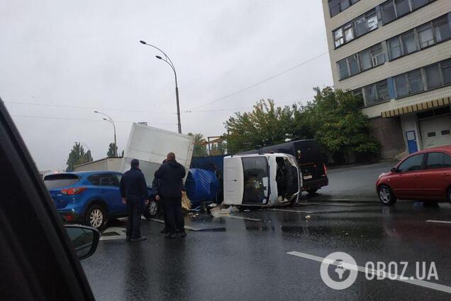 В Киеве грузовик упал на легковушку: фото и видео серьезного ДТП