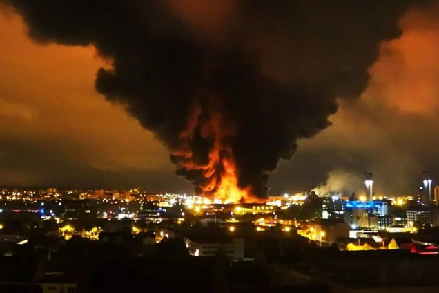 Людей евакуювали, школи закрили: у Франції пожежа на хімзаводі поставила під удар 13 міст. Фото і відео НП