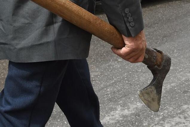 Розсік голову сокирою: в Кривому Розі чоловік ледь не вбив містянина