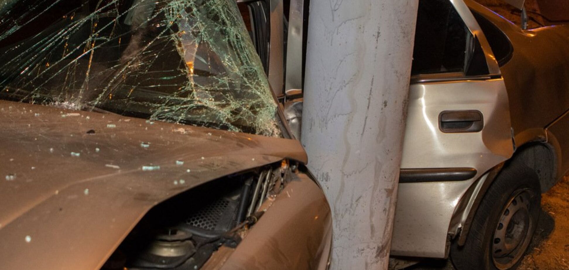 Машину согнуло пополам: в Днепре произошло смертельное ДТП. Фото 18+