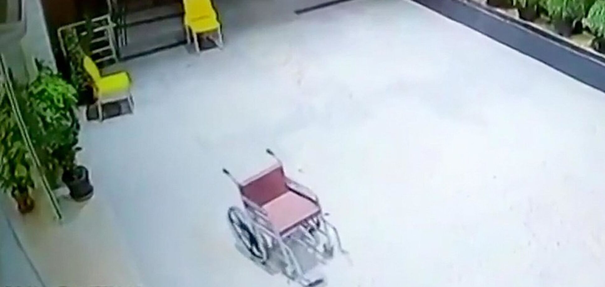 Камери зняли рух порожньої інвалідного візка