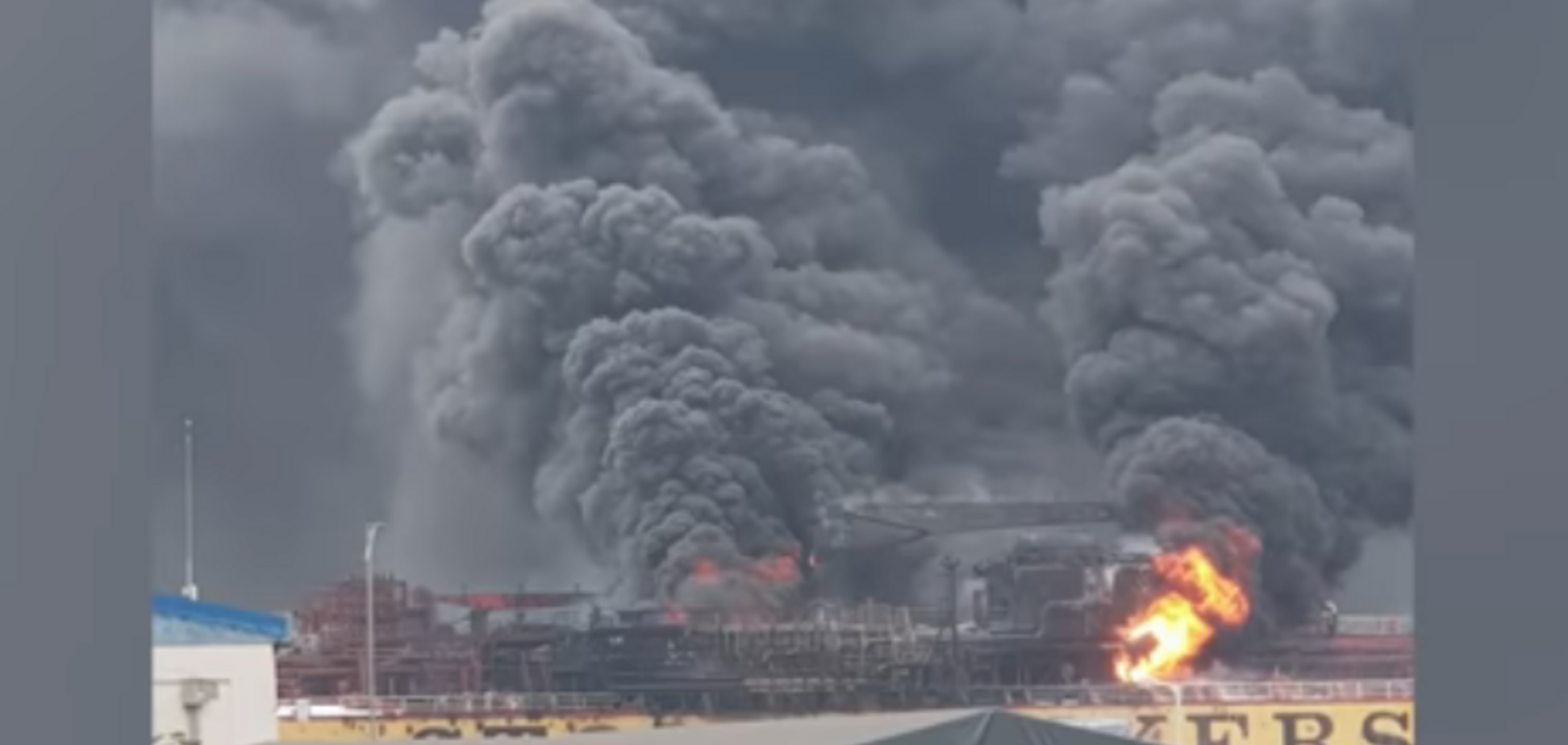 В Южной Корее взорвалось и загорелось судно с россиянами: жуткие видео ЧП