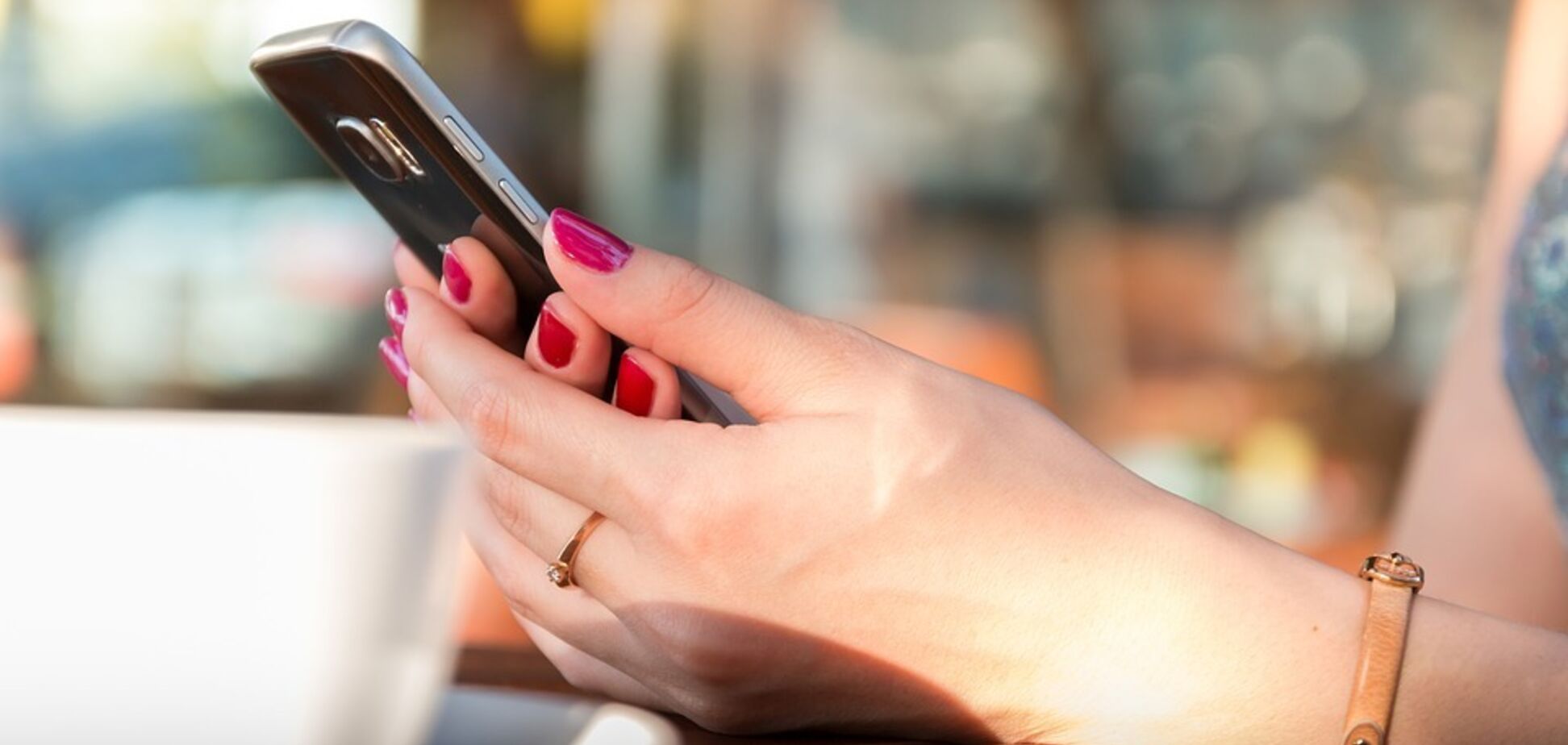 Дівчина померла через смартфон у ліжку: що відомо