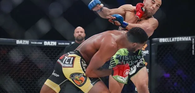 Боєць MMA убивчим нокаутом повторив історичний рекорд — опубліковано відео