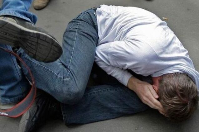 Уклали на асфальт: в Дніпрі посеред вулиці спалахнула жорстка бійка. Відео