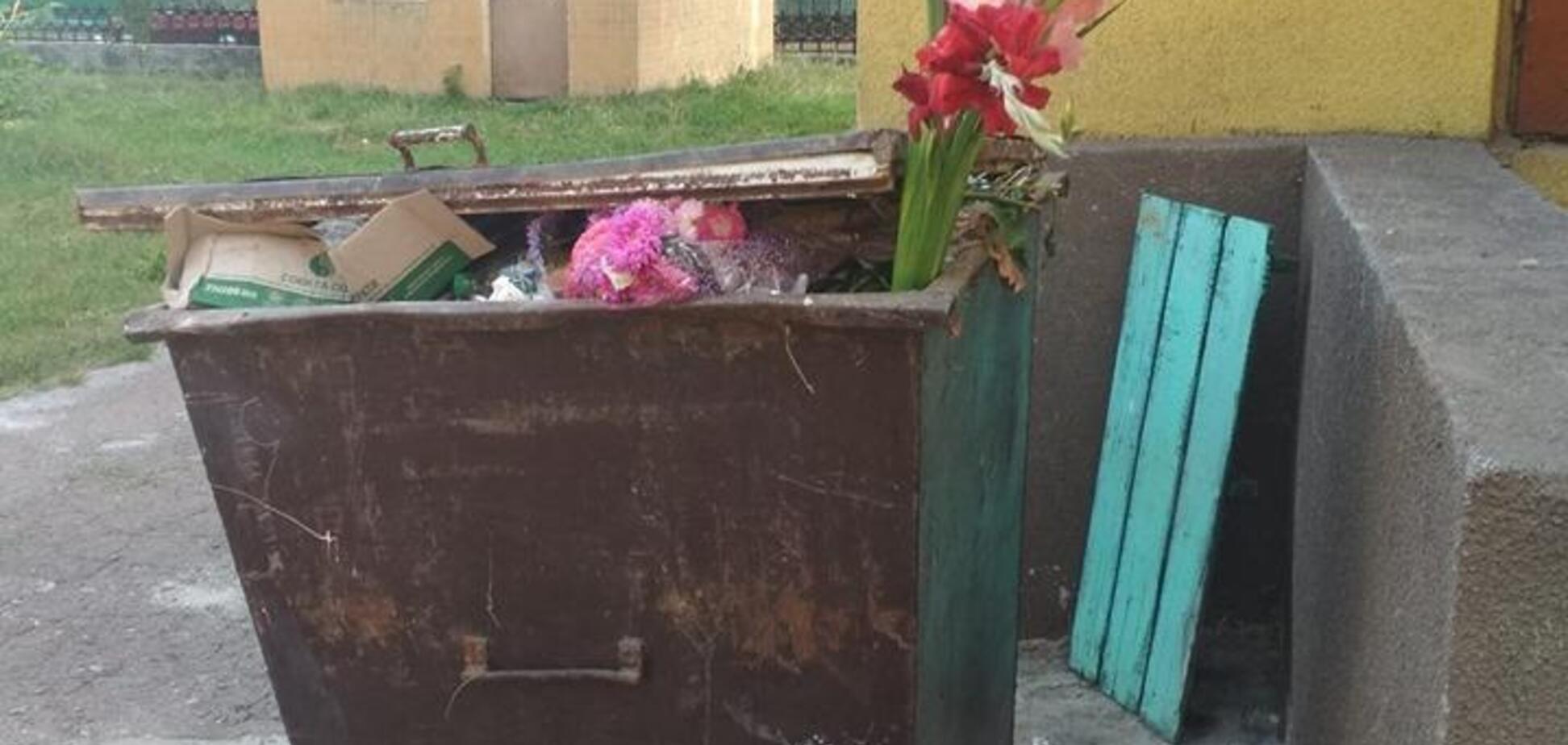 Выбросили цветы в мусорник: школа Чернигова оскандалилась на День знаний