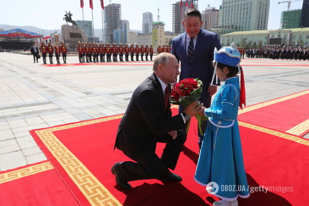 'Про онуків мріє': Путіна знову застали за поцілунком з дитиною