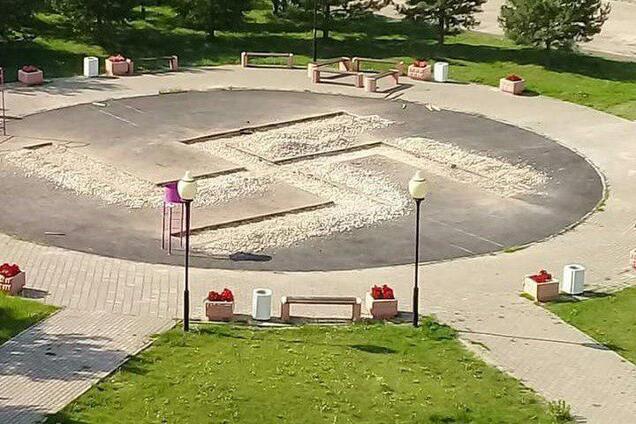 В России оскандалились с 'нацистской' детской площадкой: фотофакт