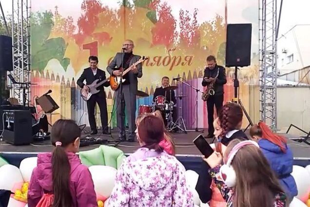 'Наверное, был я бухой': в России школьников поздравили 'рюмкой водки', кальяном и ОМОНом. Видеофакт